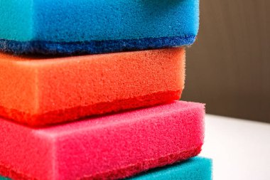 Renkli süngerlerle ev temizliği için fırçala. Bulaşık yıkamak için mutfak süngeri. Evi temizleme fikri..