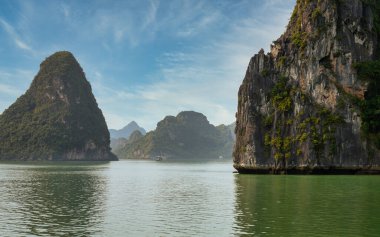 1600 kireçtaşı adasından bazılarının görüntüsü bir filmden fırlamış gibi görünüyor. UNESCO 'nun 1994 yılından bu yana Dünya Mirası Bölgesi çok çeşitli biyolojik çeşitliliğe sahip.