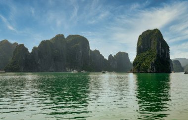 1600 kireçtaşı adasından bazılarının görüntüsü bir filmden fırlamış gibi görünüyor. UNESCO 'nun 1994 yılından bu yana Dünya Mirası Bölgesi çok çeşitli biyolojik çeşitliliğe sahip.