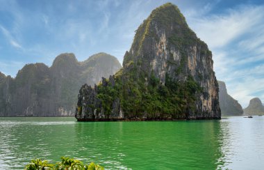 1600 kireçtaşı adasından bazılarının görüntüsü bir filmden fırlamış gibi görünüyor. UNESCO 'nun 1994 yılından bu yana Dünya Mirası Bölgesi çok çeşitli biyolojik çeşitliliğe sahip.