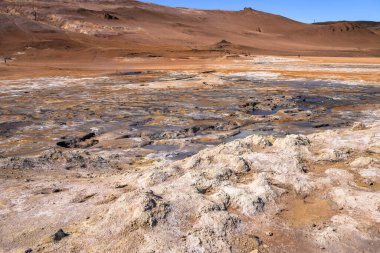 İzlanda 'nın en aktif jeotermal alanlarından biri olan Hver' e maruz kaldı. Çamur renginde manzaraları, sayısız fümerolleri ve ay benzeri arazisinde lekelenmiş kaynayan çamur havuzlarıyla tanınır.