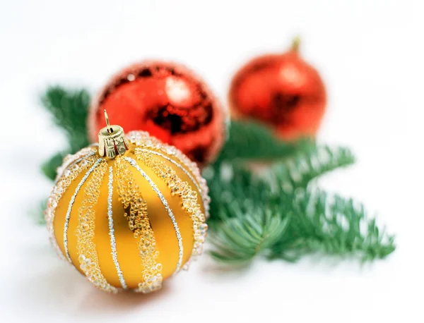 Adorno de Navidad y rama de un árbol de Navidad Imágenes de stock libres de derechos