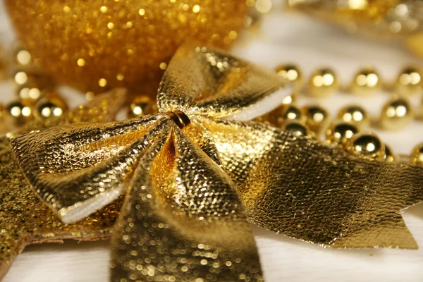 金黄的圣诞装饰品 免版税图库图片