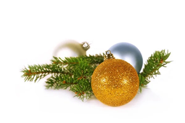 Vánoční koule a pobočky na bílém pozadí — Stock fotografie