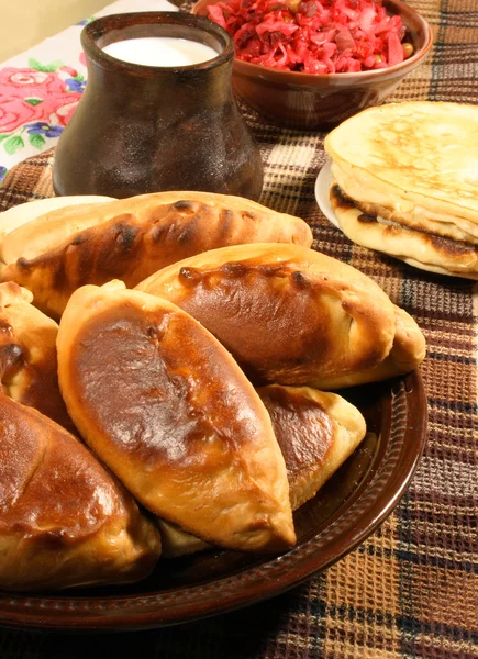 饼图 （pierogi，pirogi） 和煎饼、 俄罗斯传统食物 — 图库照片