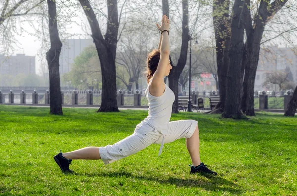 Capoeira eğitimi açık genç kız — Stok fotoğraf