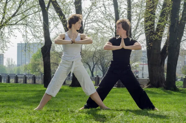 Pareja al aire libre en el entrenamiento fitness — Foto de Stock