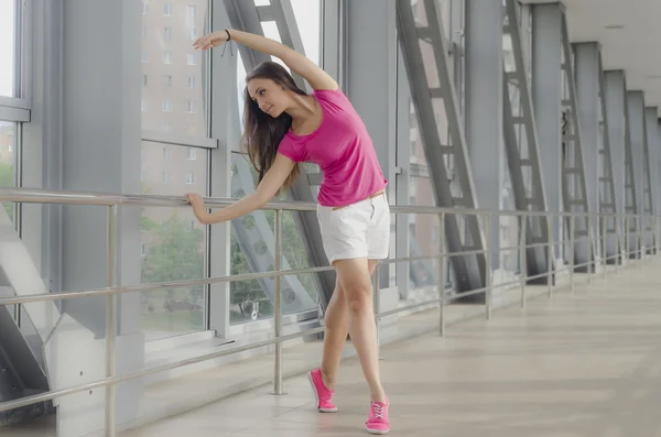 Chica de ballet en el paso del suelo — Foto de Stock