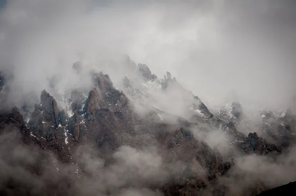 Vallende stenen in de wolken