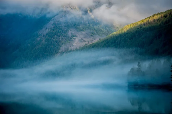 Brouillard sur le lac — Photo