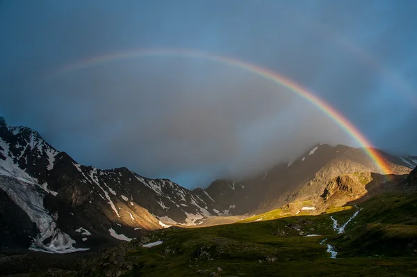 Regenbogen in den Bergen — Stockfoto