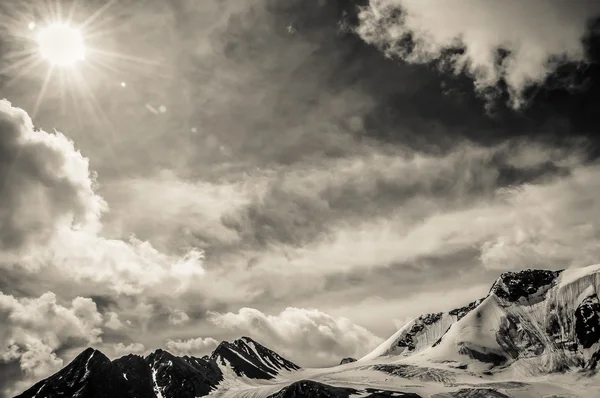 Sonne über den Bergen — Stockfoto