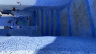 Fas 'taki Blue City Chefchaouen. Güneşli bir gün. Terracotta çatılarının manzarası