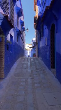 Fas 'taki Blue City Chefchaouen. Güneşli bir gün. Terracotta çatılarının manzarası