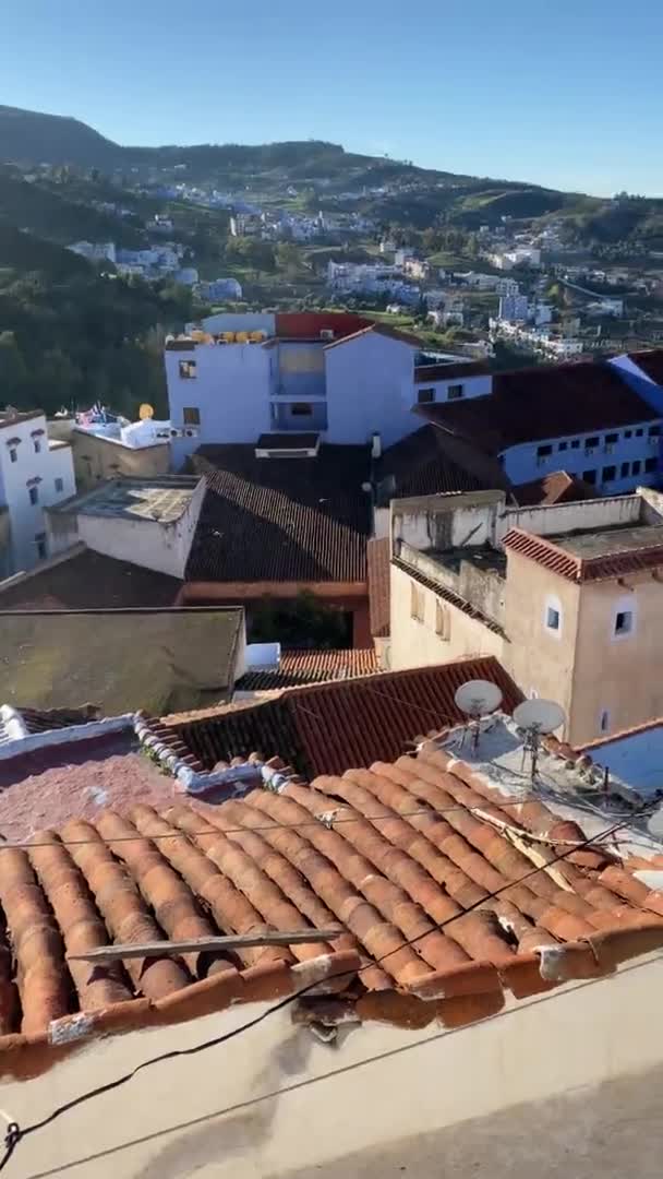 Modré město Chefchaouen v Maroku. Slunečný den. Pohled na terakotové střechy — Stock video