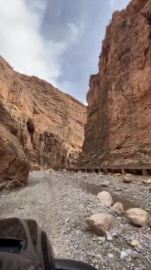 Kanyonların, geçitlerin, çöllerin, dağların, arabaların olduğu güzel bir yolculuk Afrika 'dan geçiyor.