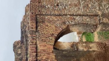 Antik şehir sokaklarında yürümek, Fez 'de seyahat etmek, Fas' ta eski Medine