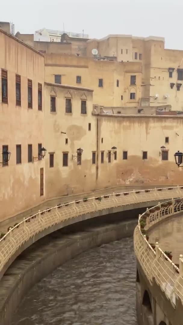Procházky po starobylých ulicích města, Cestování ve Fezu, stará Medina v Maroku — Stock video