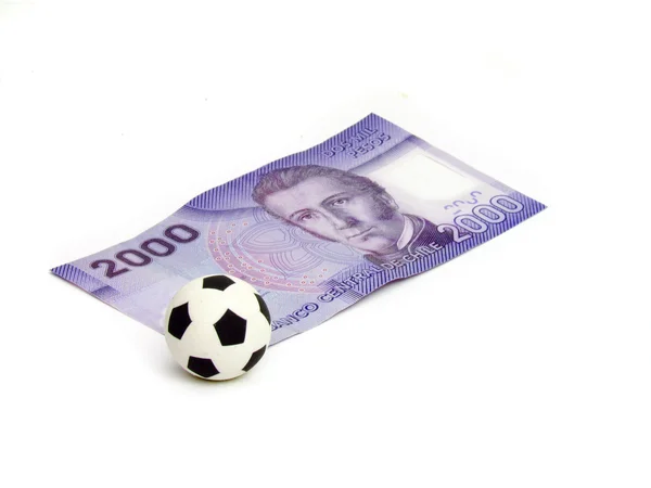 Ballon de football dans une note en bas de page en 2000 Pesos chiliens — Photo