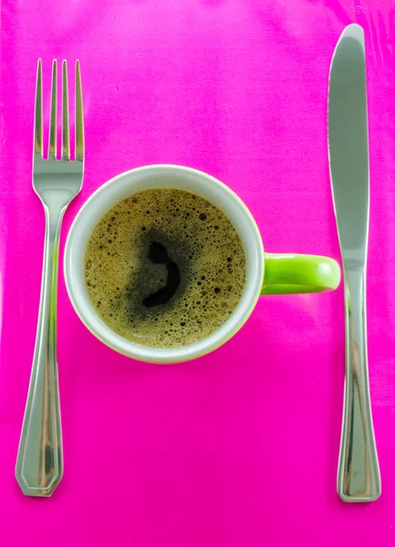 Зелений кухоль з кавою на блюдці з столовими приборами . — стокове фото