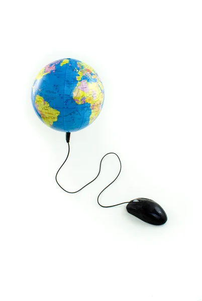 Mouse terhubung ke bola dunia Menampilkan Samudera Atlantik — Stok Foto