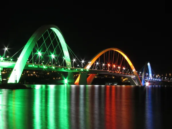 Kubitschek most odráží v jezeře v noci s barevné osvětlení Stock Obrázky