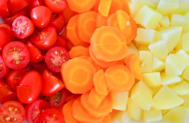 Ensalada de tomates, zanahorias y papas picadas