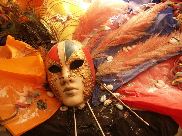 Uma máscara de carnaval única e colorida com penas em exibição Fotos De Bancos De Imagens