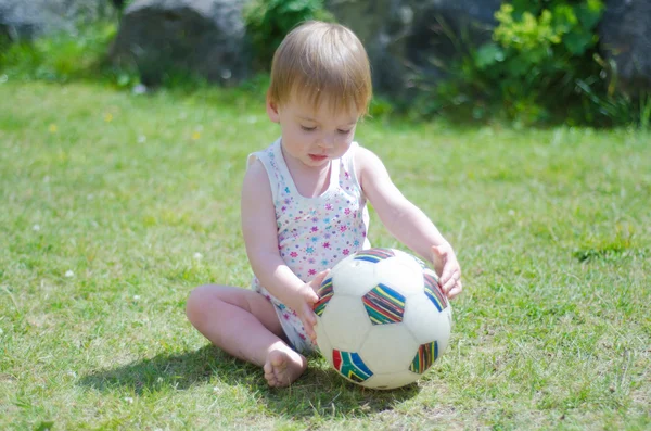Dziewczynka z piłką na trawnik — Zdjęcie stockowe