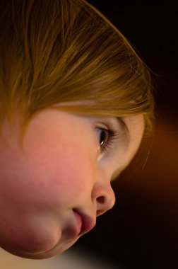 ciddi yürümeye başlayan çocuk