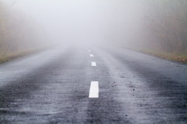 Sonbahar sisinde asfalt yol