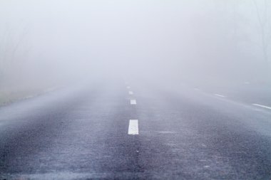 Sonbahar sisinde asfalt yol