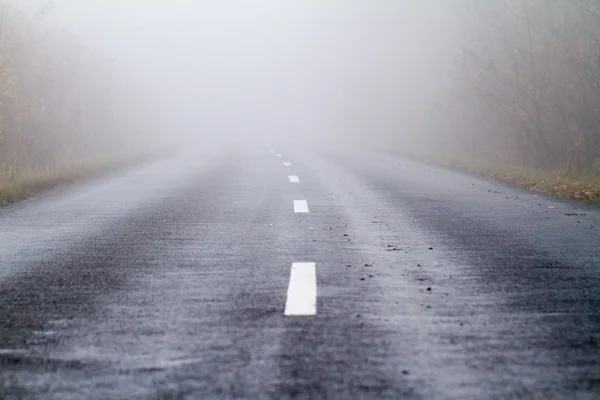 秋の霧の中のアスファルト道路 — ストック写真