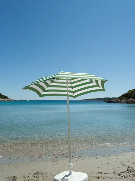 Parasol na praia — Fotografia de Stock