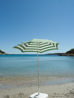 Sahilde güneş şemsiyesi