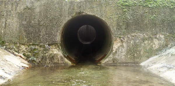 Canal de drenagem de água — Fotografia de Stock