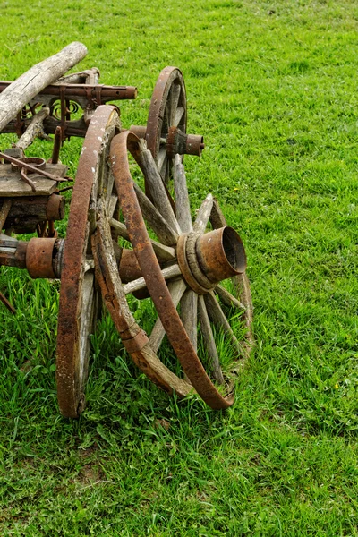 Old wooden wheel spokes, — Stock Photo, Image