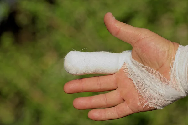 Weißer Medizinverband an menschlicher Verletzung Handfinger — Stockfoto