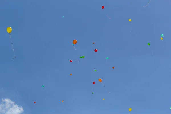 Palloncini di colore sul cielo — Foto Stock