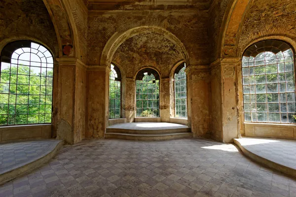 yıkık bir kale içinde