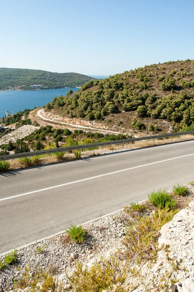 Winding road in deserted landscape — Stock Photo, Image