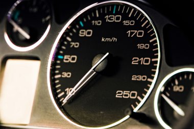 Modern araba gösterge panelini kapat