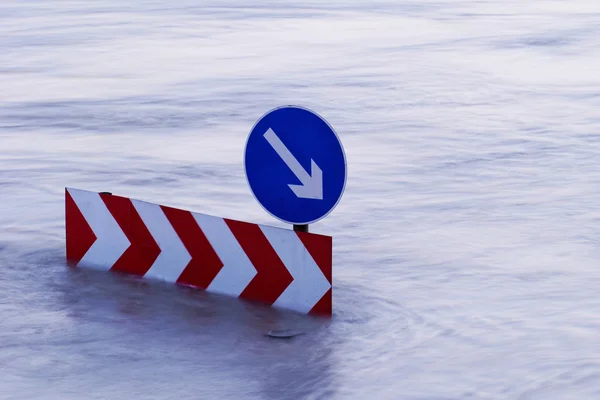 Direction boards on the flooding river — Stock Photo, Image