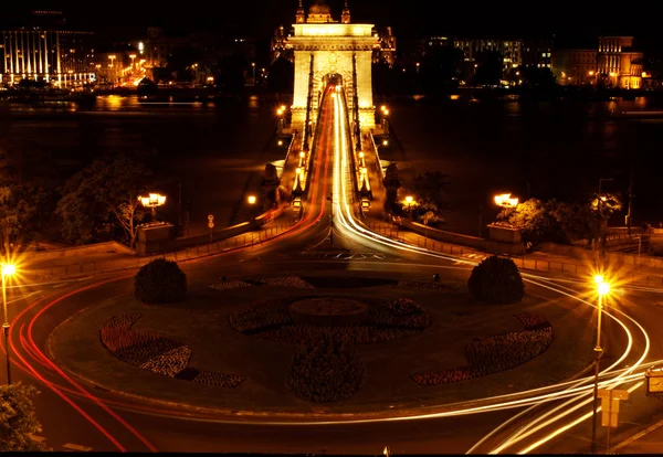 Imagem noturna da cadeia húngara Ponte — Fotografia de Stock