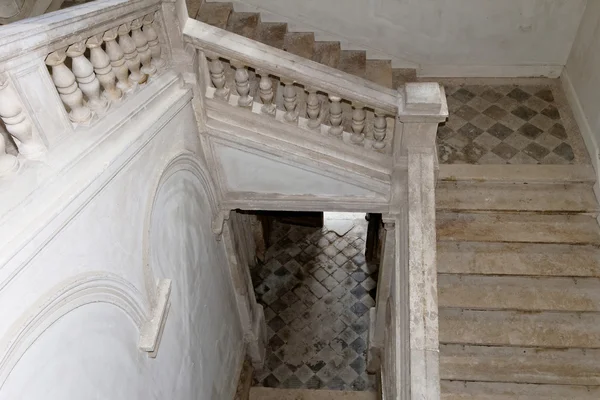 Dentro de un castillo en ruinas — Foto de Stock