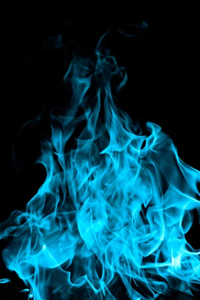 Siyah arkaplanda mavi yangın