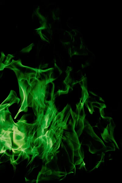 黒い背景の緑の火 — ストック写真