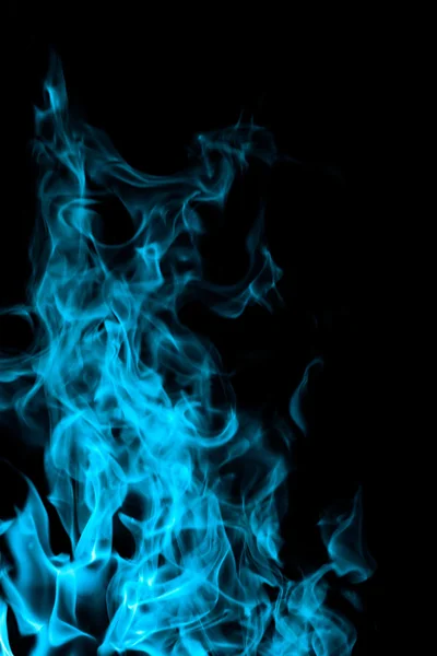 Blå brann på svart bakgrunn – stockfoto