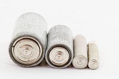 Beyaz arkaplanda eski piller