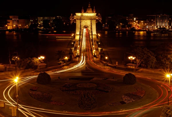 ハンガリーの鎖橋の夜のイメージ — ストック写真